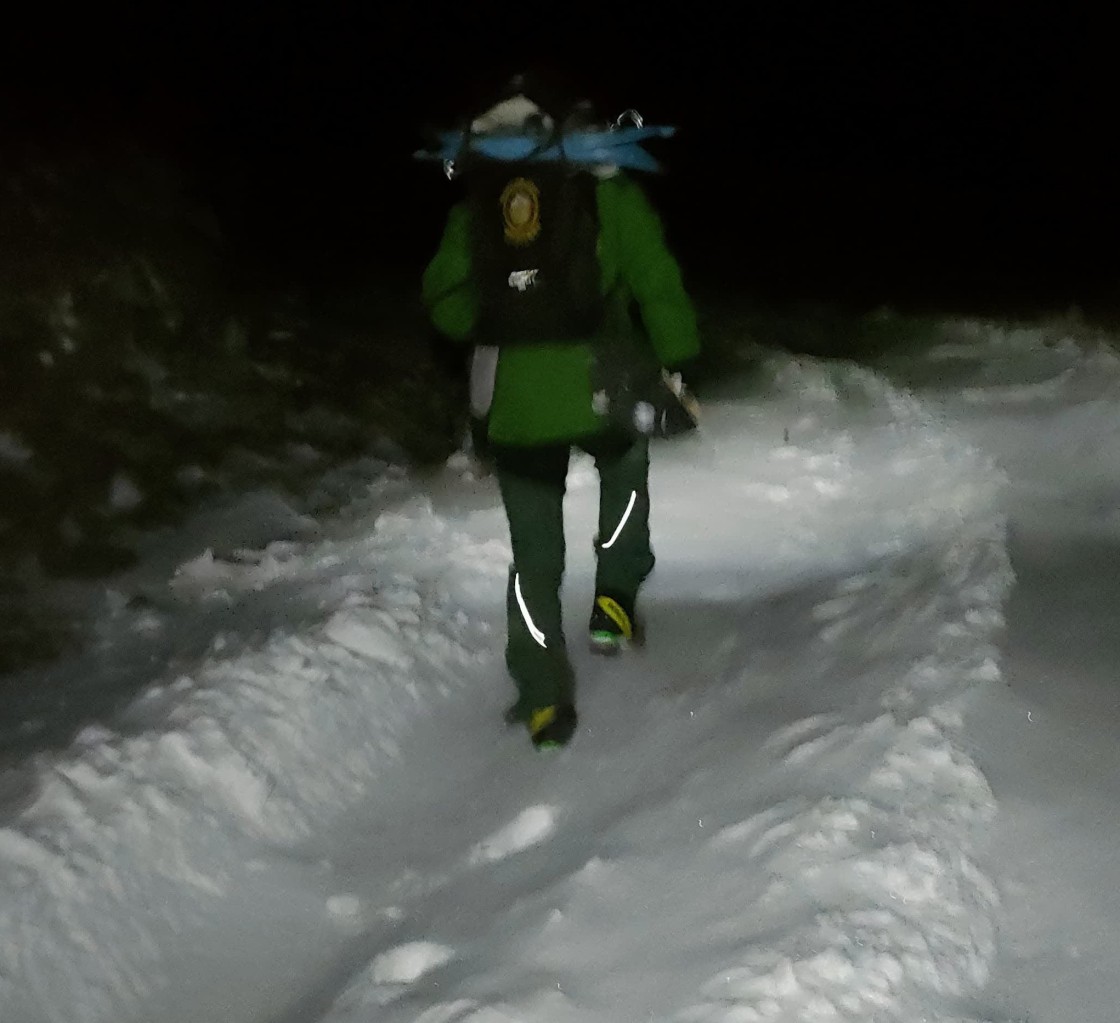 La Guardia Civil rescata a dos personas atrapadas con su vehículo en la nieve en Javalambre