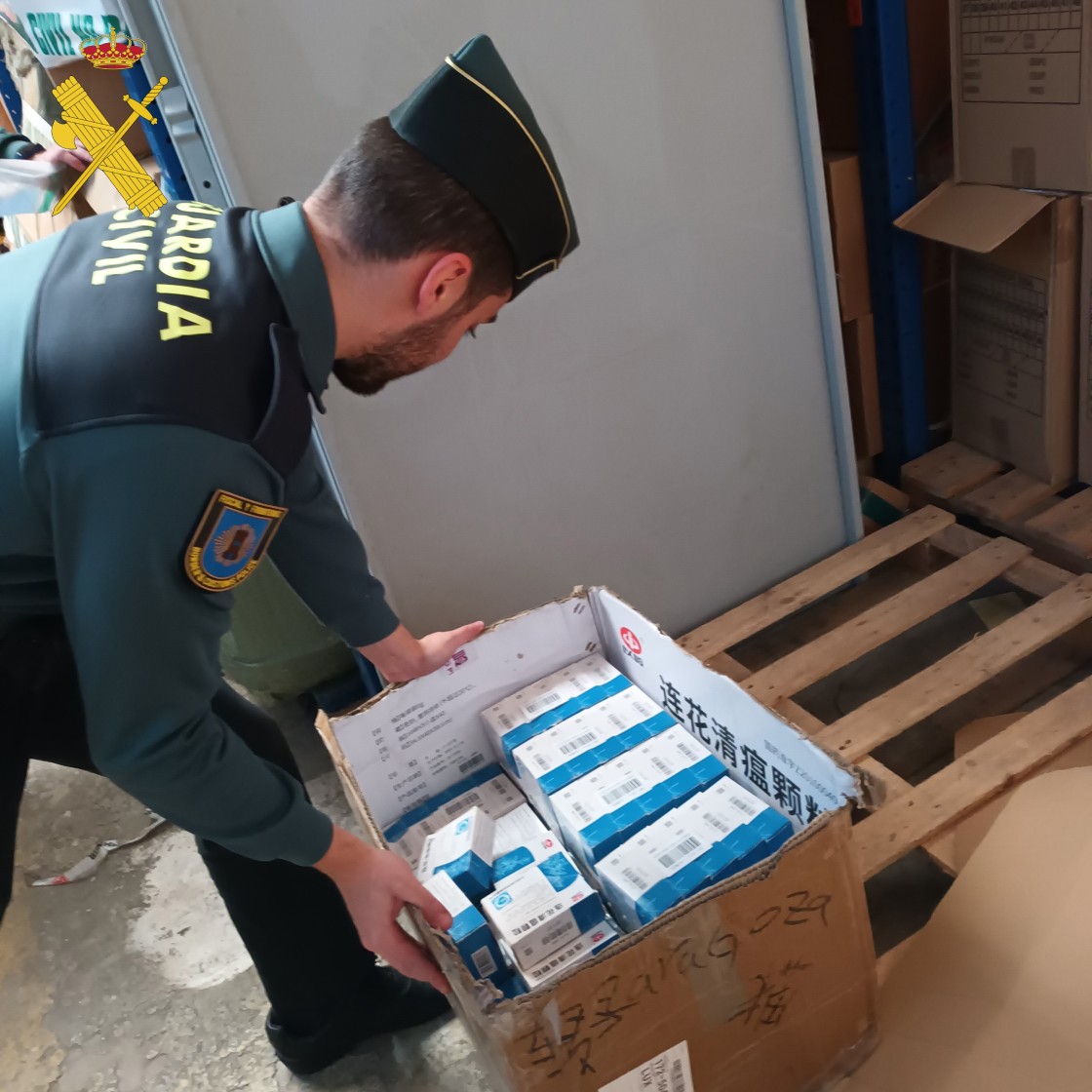 La Guardia Civil de Teruel incauta armas blancas, bengalas, medicamentos y artículos infantiles fuera de normativa en una nave de Zaragoza