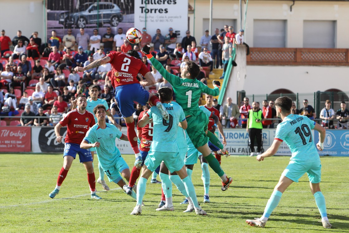 El Barça Atlètic interrumpe la racha del CD Teruel en un frenético partido (2-4)