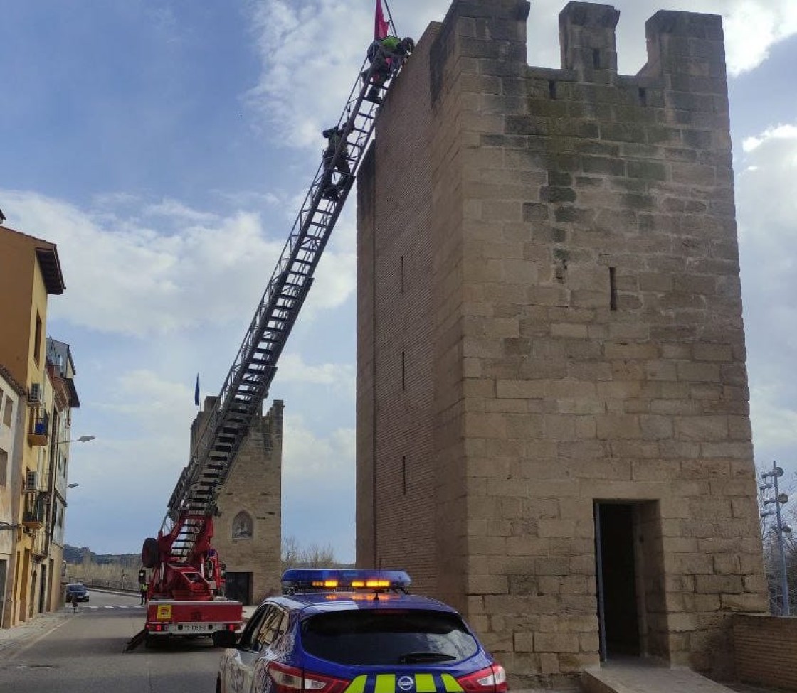 Los bomberos retiran un mástil de un torreón de Muro de Santiago de Alcañiz