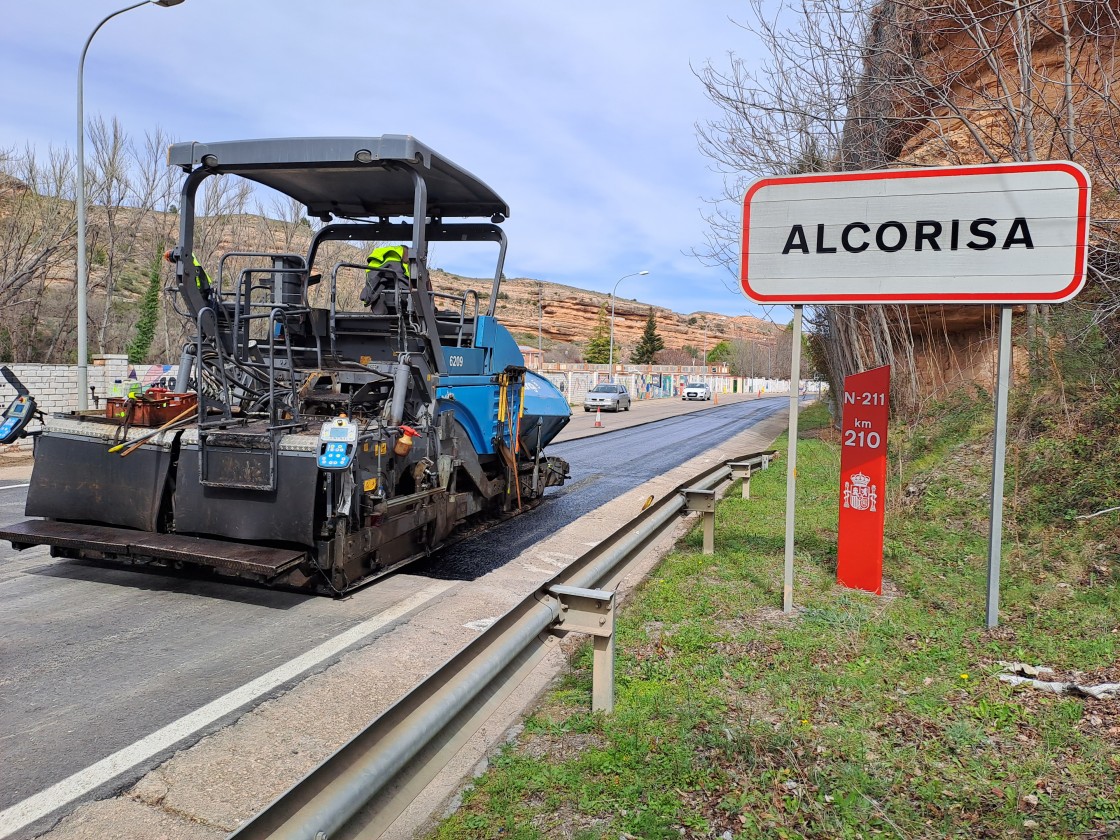 El Ministerior de Transportes comienza los trabajos de reasfaltado de la travesía de la N-211 en Alcorisa