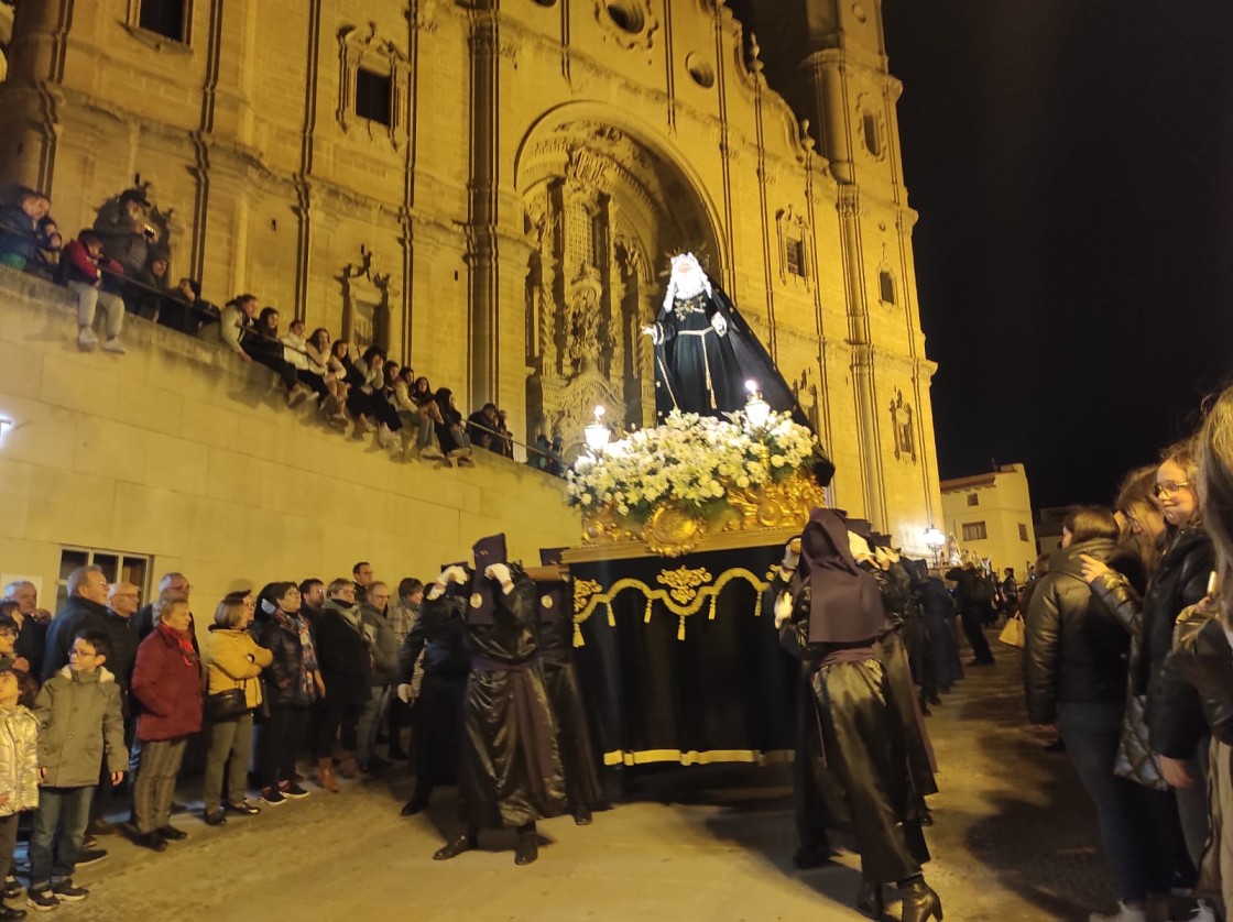 La lluvia da una tregua y Alcañiz celebra su primera gran procesión de la Semana Santa, el Encuentro del Nazareno y la Dolorosa
