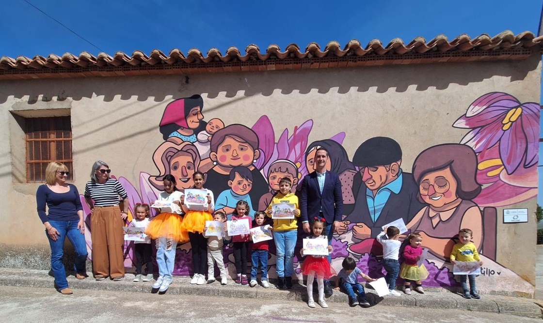 Un mural de Elena Castillo llena Camañas del color morado del azafrán