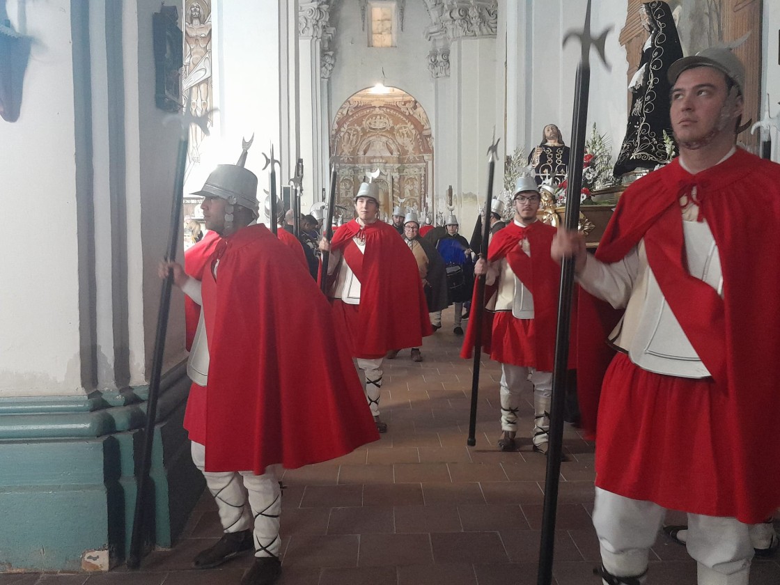 Más de 70 vecinos procesionan en Berge para rememorar la muerte de Cristo