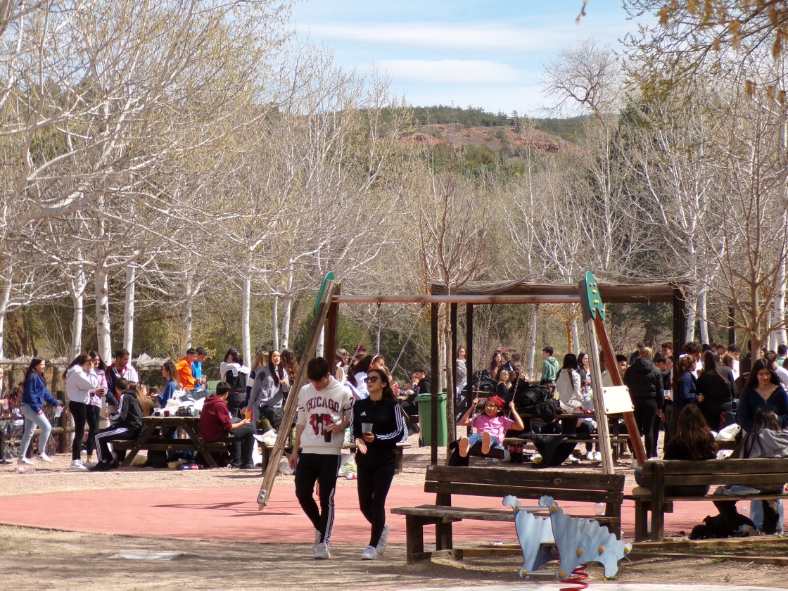 Jóvenes y mayores mantienen la tradición  y disfrutan de una jornada de reencuentros