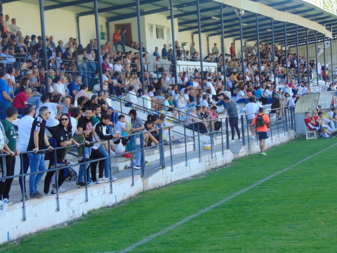 El Andorra juega  su primera bola para regresar a la Tercera División