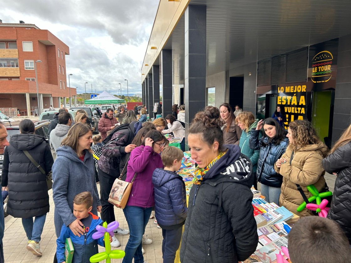 La lluvia y el frío no frenan la venta de libros usados en favor de la Asociación contra el Cáncer