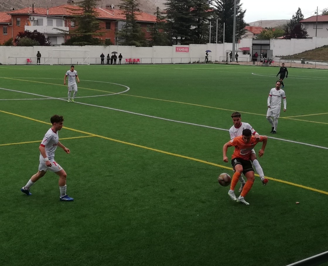 El Utrillas logra otra victoria para seguir redondeando el tramo final (2-0)