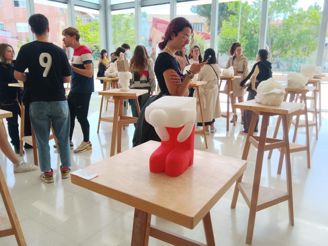 El vestíbulo de la Facultad de Bellas Artes acoge hasta el díka 24 'Alabaster Carving'