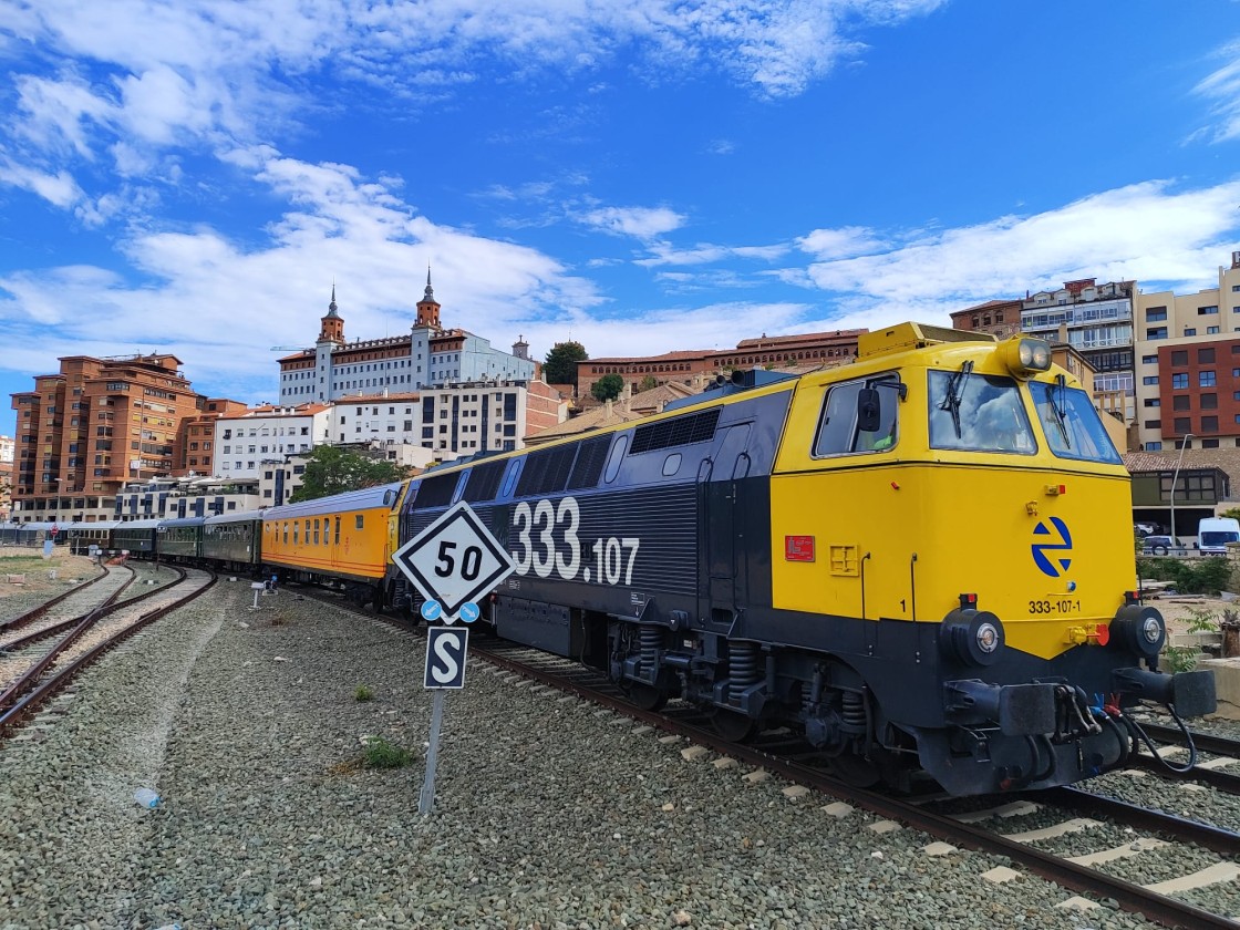 La locomotora 333-107 remolca en hora el Tren Azul desde Zaragoza hasta Teruel