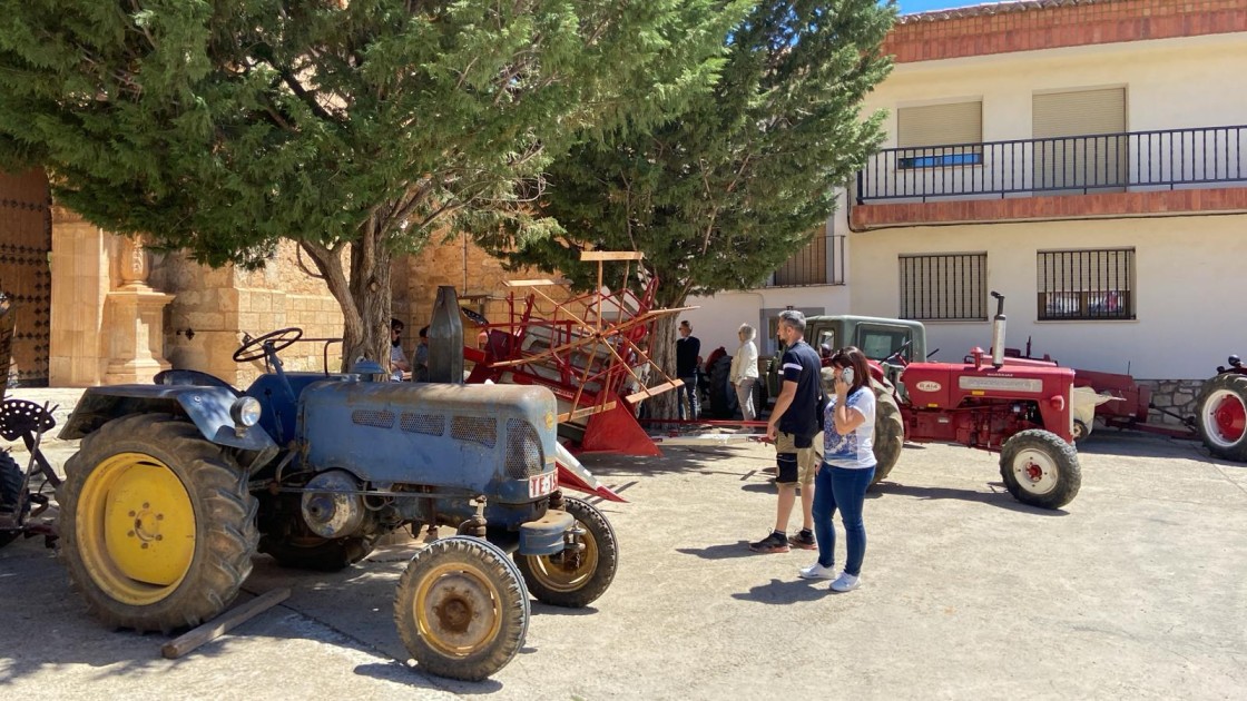 Celadas honra a su pasado y a su presente agrícola reuniendo 60 tractores clásicos