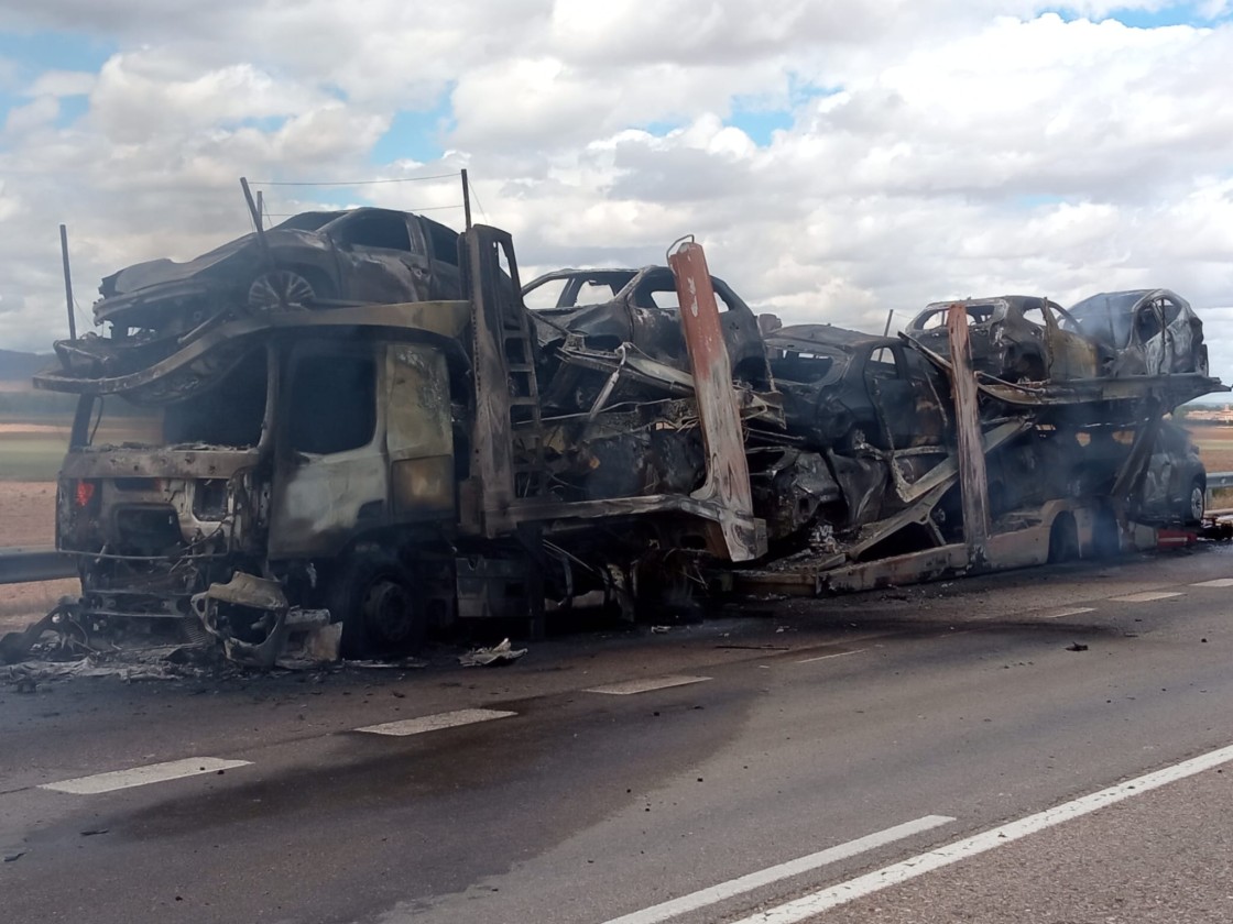 Arde un camión semirremolque cargado de turismos en el kilómetro 144 de la A-23 en dirección Valencia