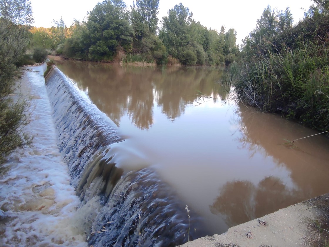 El Ayuntamiento de Valdeltormo declara el agua no potable por la turbidez tras la tormenta del domingo