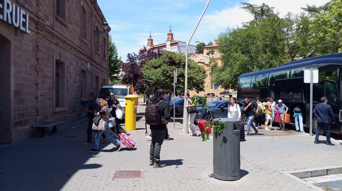 Renfe hace trasbordos en autobús en varios servicios de la línea de tren por la falta de maquinistas