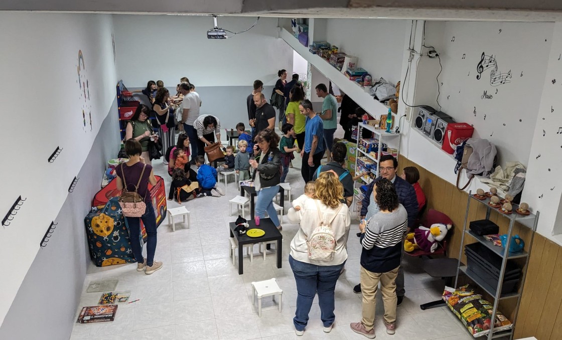 La asociación vecinal de San Julián abre un Centro Joven y bebeteca en el barrio