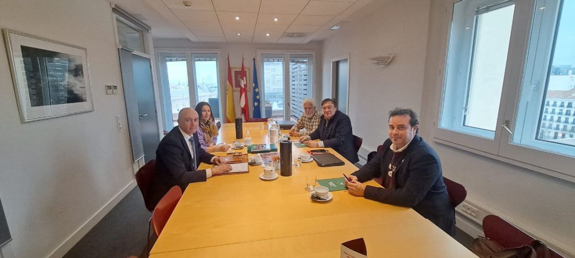 Teruel Existe trasladó a la embajada danesa la situación de la provincia de Teruel ante los proyectos de macro renovables
