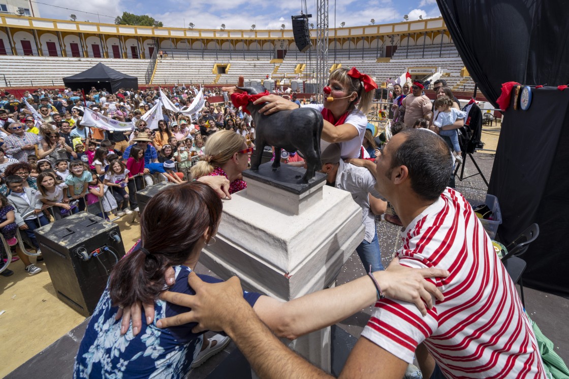 Interpeñas promueve el espíritu y el ritmo vaquillero entre los niños y niñas turolenses