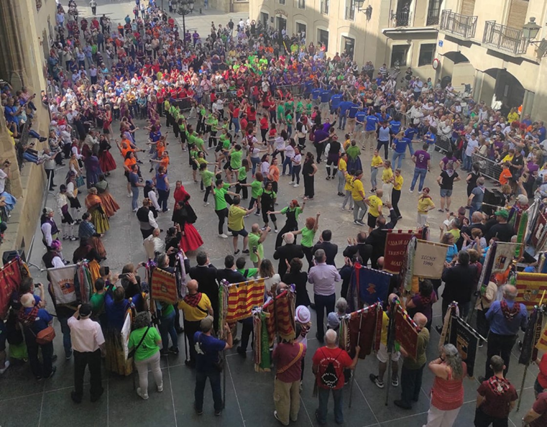 Buen ambiente, mucho folclore, reencuentros y un récord Guinness en la cita anual de las Casas de Aragón celebrada en Alcañiz