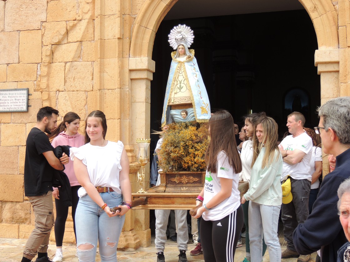 Cortes de Aragón cumple  y sale en romería hasta  la Virgen de la Aliaga