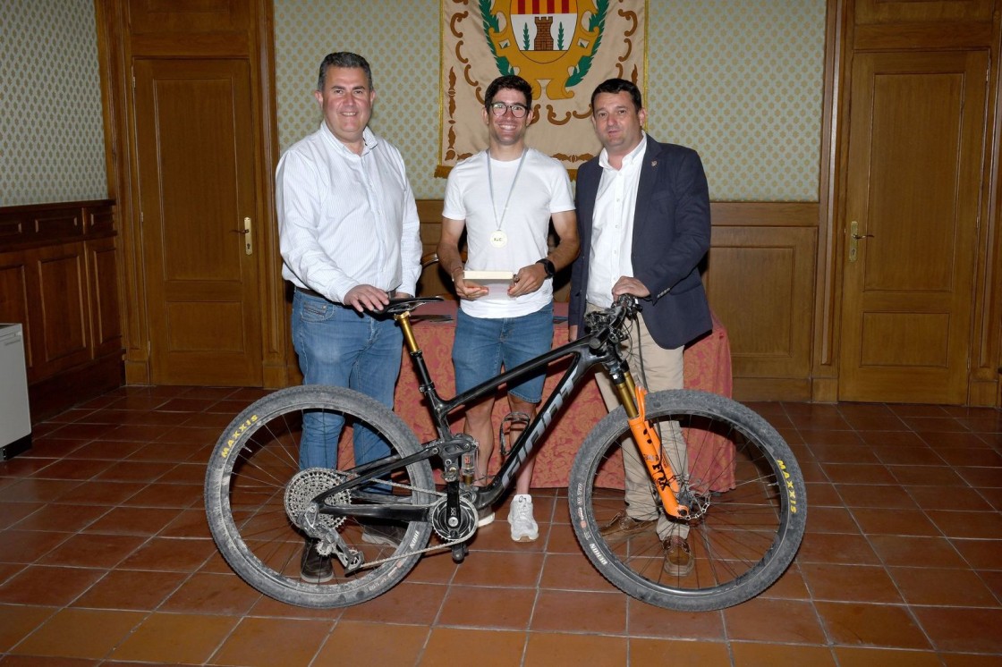 El ciclista alcañizano Iván Romero, recibido en la Alcaldía del Ayuntamiento de Alcañiz por su bronce en el Mundial de XCO