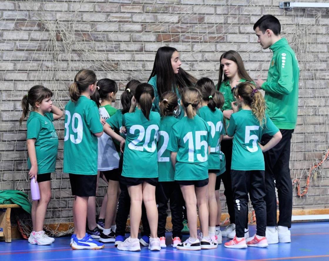 El BM Alcañiz recluta más de 40 chicas para sus equipos