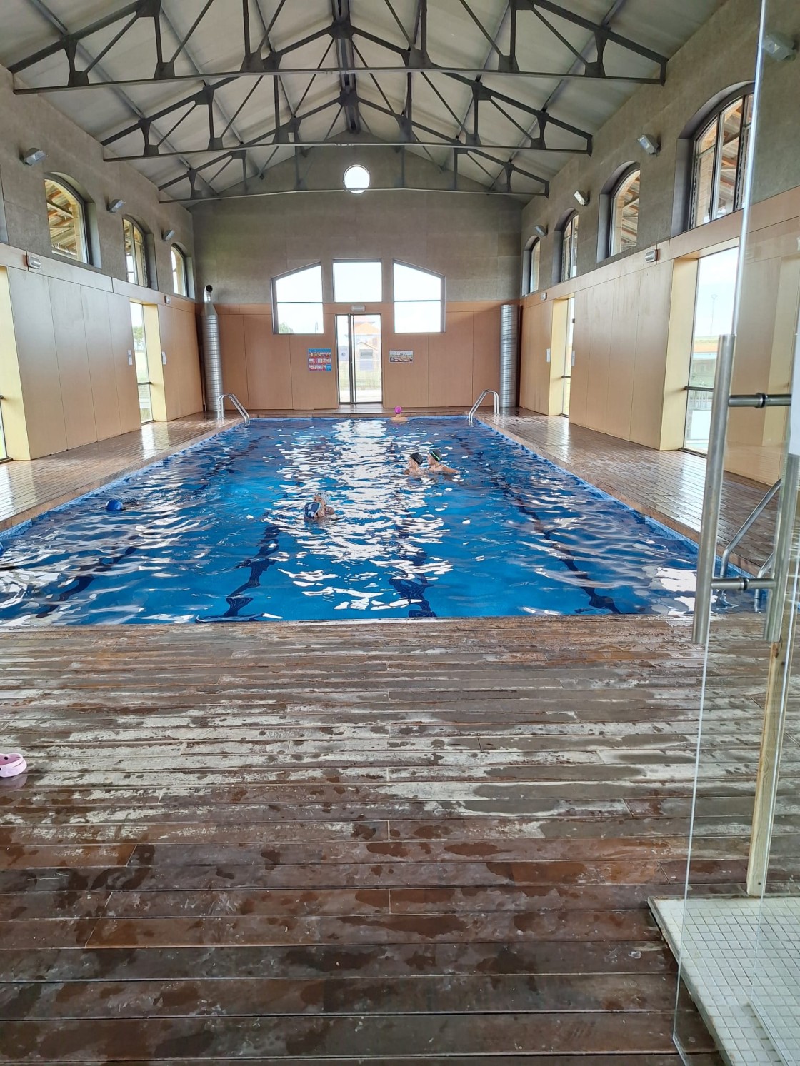 La piscina cubierta de Perales estrenó el lunes  la temporada de baño