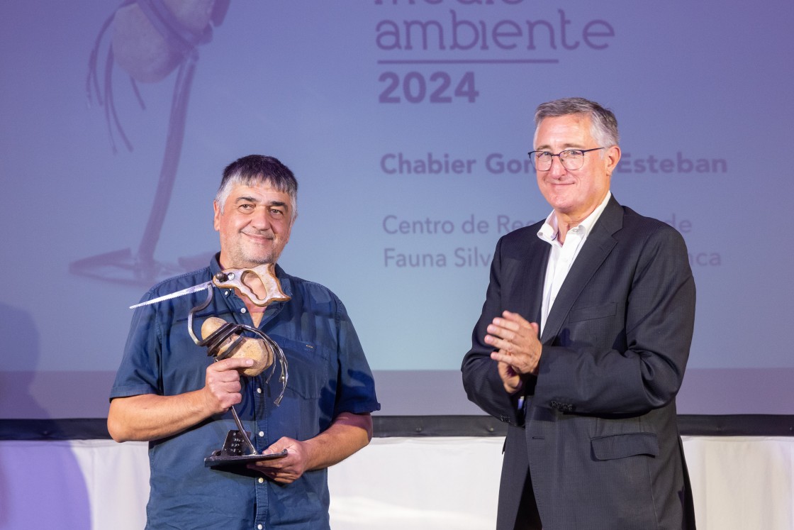 Chabier González Esteban, veterinario de SARGA en el Centro de Recuperación de Fauna Silvestre de La Alfranca, recibe el Premio Aragón Medio Ambiente 2024
