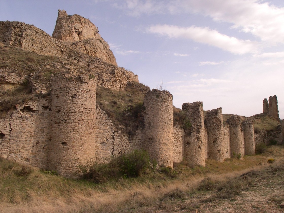 El Ayuntamiento de Aliaga solicita intervenir con urgencia en un torreón del castillo, en estado de ruina