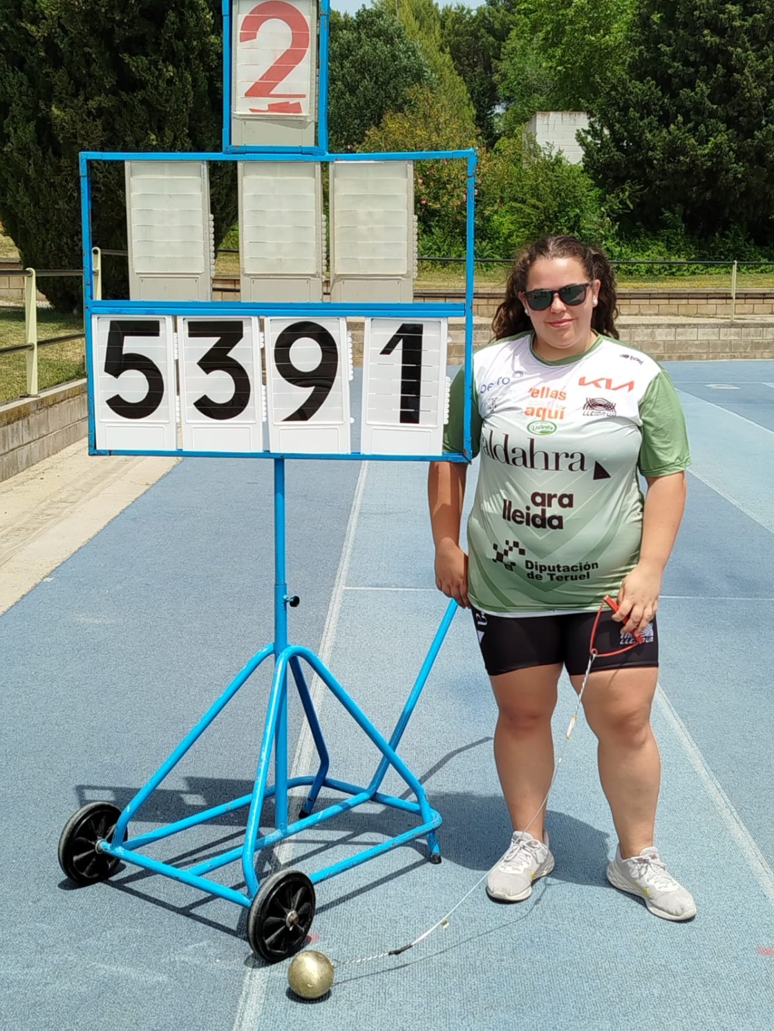 Elena Sanz roza los 54 metros y establece récord aragonés