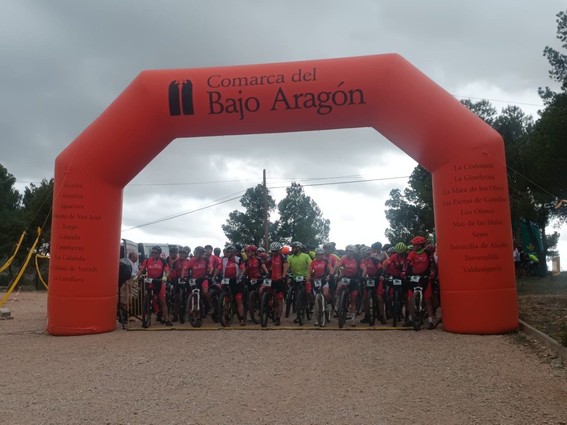 Más de 200 participantes en la BTT de Aguaviva, que esquivó la lluvia