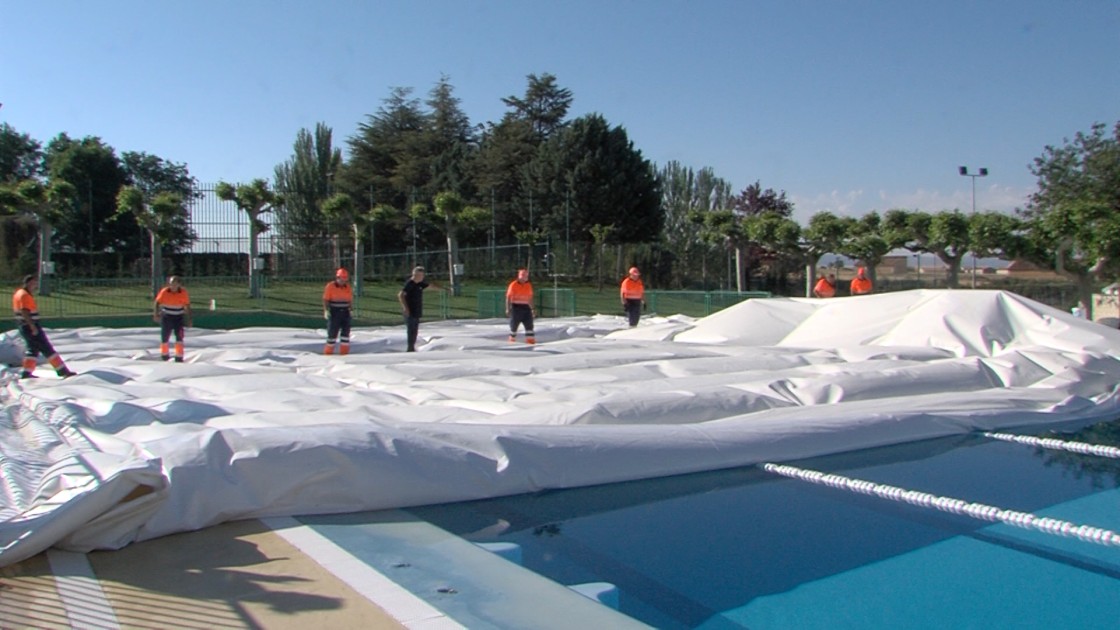 Retiran la cubierta presostática  de la piscina de Calamocha para  la campaña de baños de verano