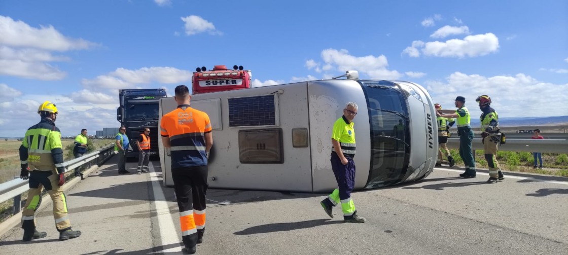 El accidente de una autocaravana en la A-23 obliga a cortar el tráfico