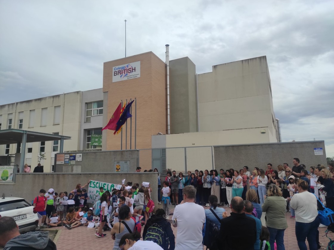 Protesta en el colegio Juan Sobrarias de Alcañiz por “el recorte” en dos docentes