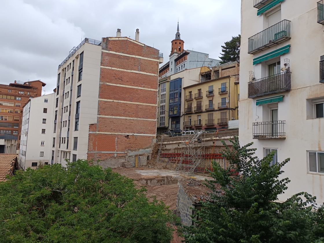 La alcaldesa destaca el apoyo a los afectados y defiende la gestión municipal tras el colapso en el aniversario del derrumbe de la calle San Francisco