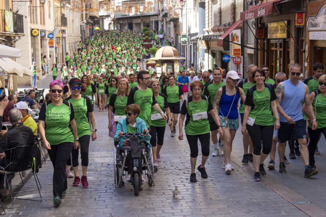 Más de 1.600 personas se suman a la Marcha contra el cáncer en Teruel, que bate récord de participación