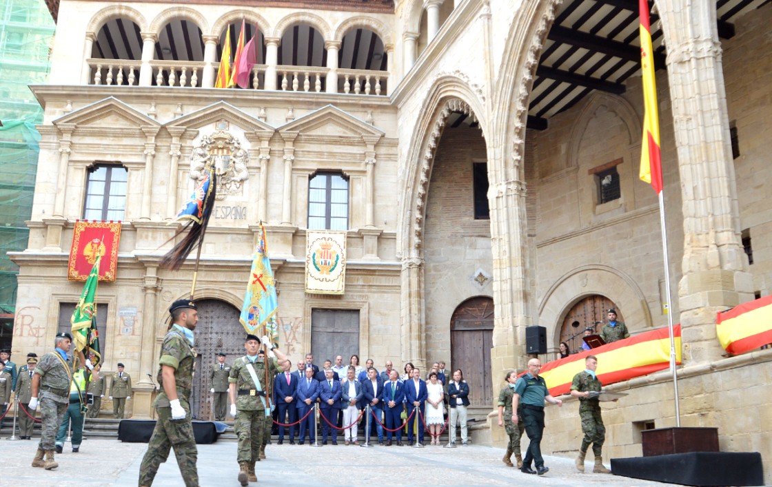 Alcañiz acoge un emotivo acto de Arriado de Bandera con militares y Guardia Civil
