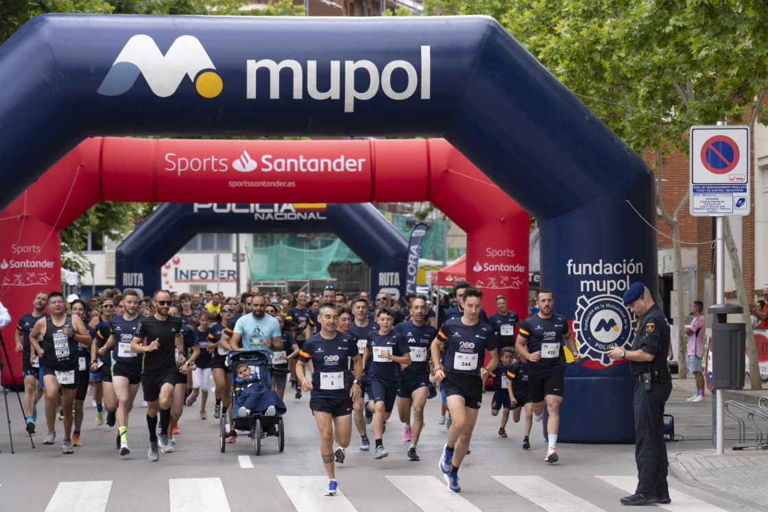 La Policía Nacional entrega 7.000 euros a Anudi de la carrera solidaria Ruta 091