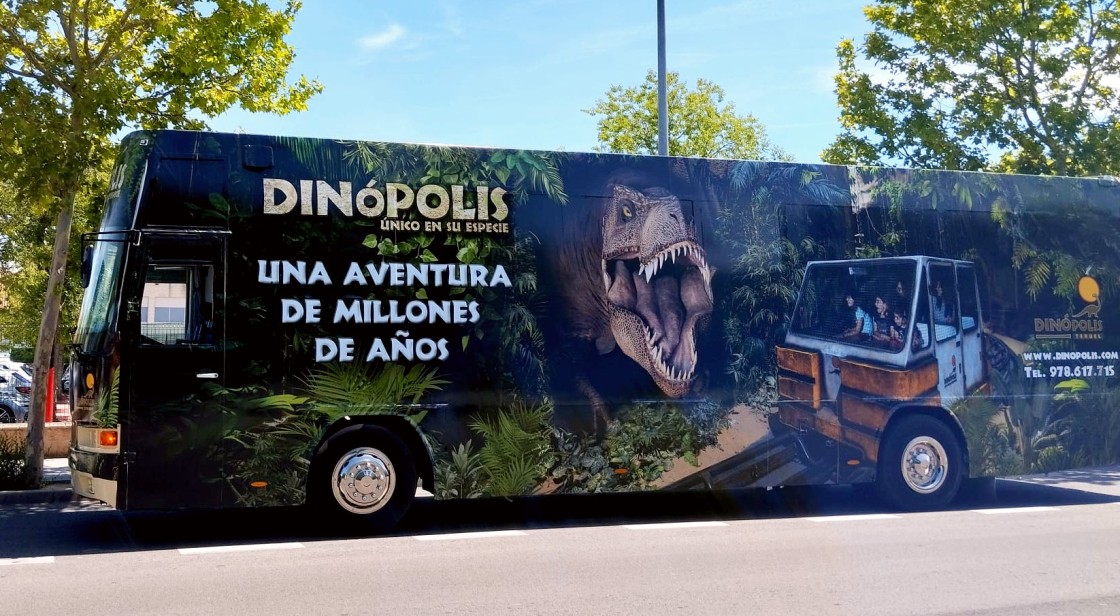 Dinópolis arranca su temporada estival con su autobús promocional y una campaña en cines