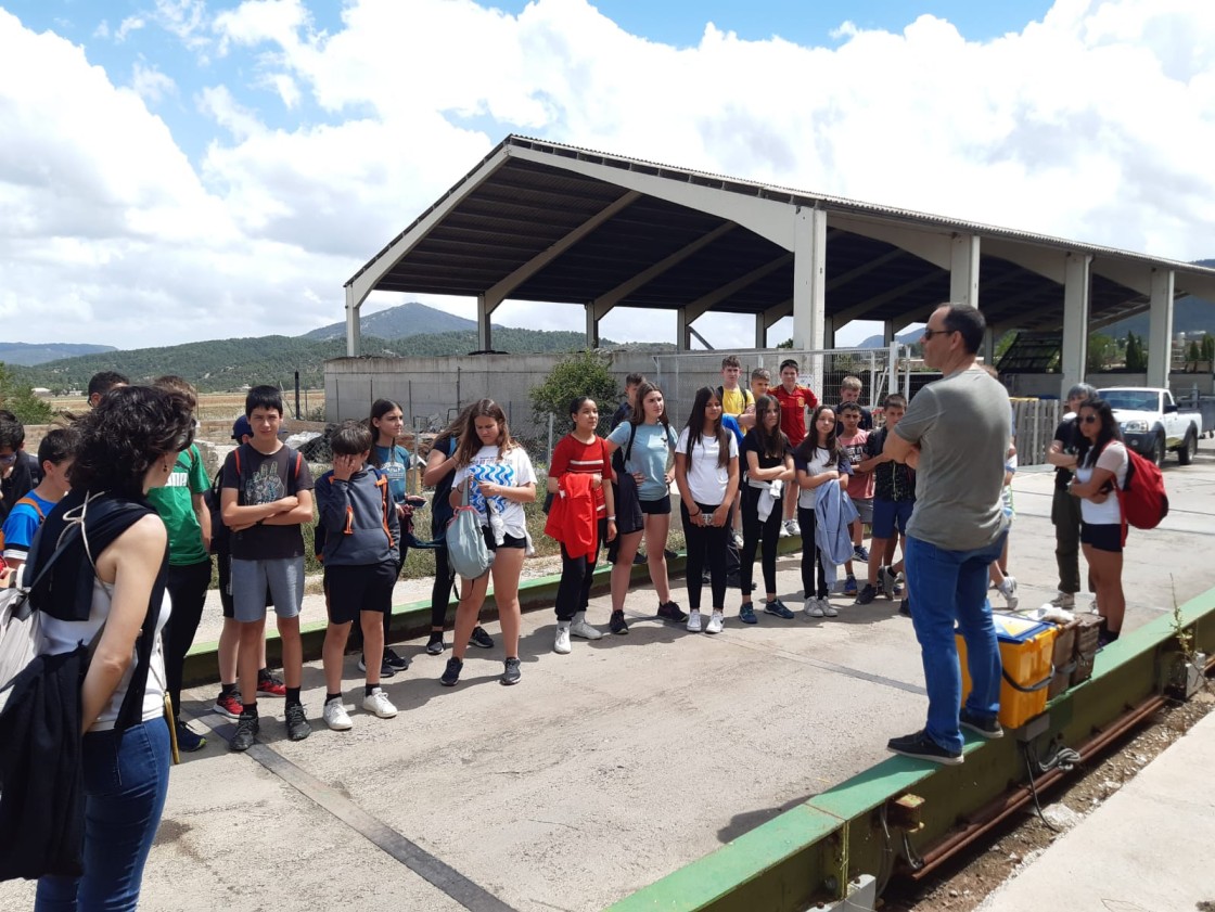 Alumnado de Cantavieja visitó la planta de compostaje de Peñarroya