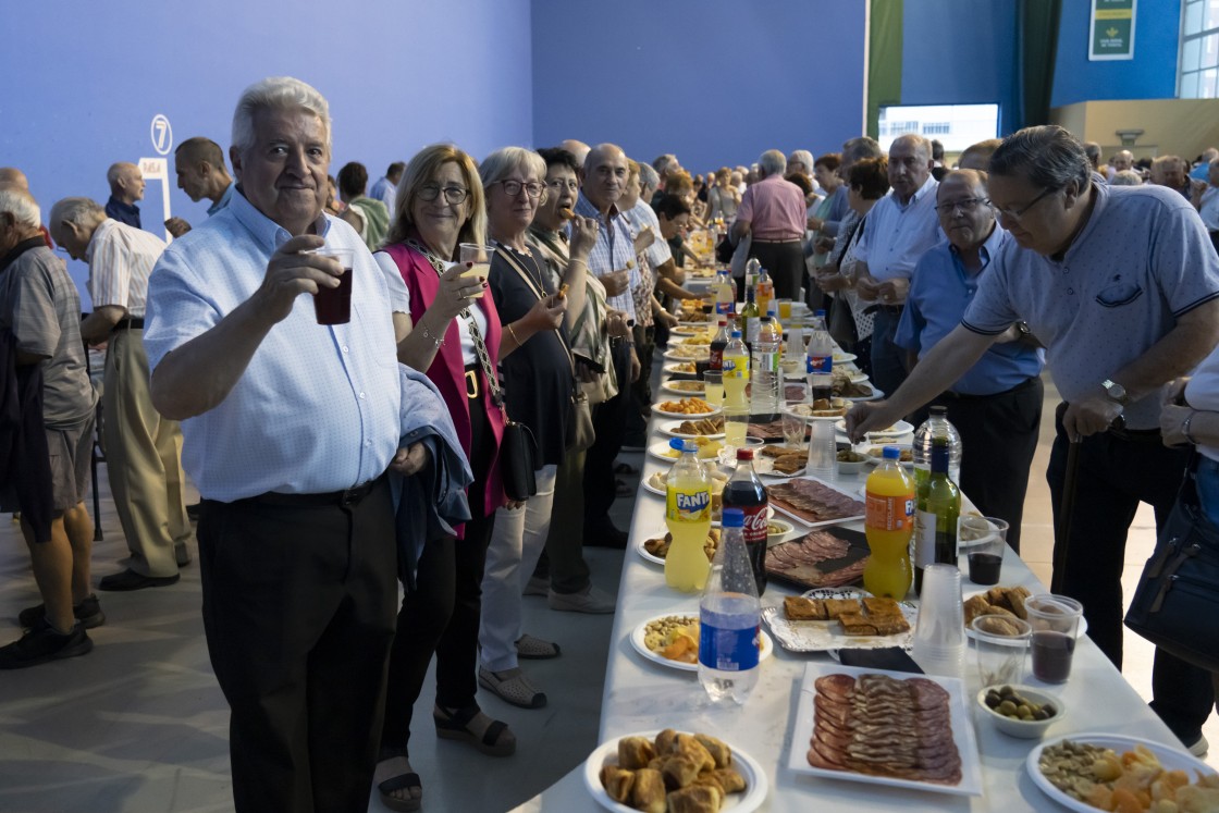 Los mayores disfrutan de su tarde más entrañable llena  de reencuentros