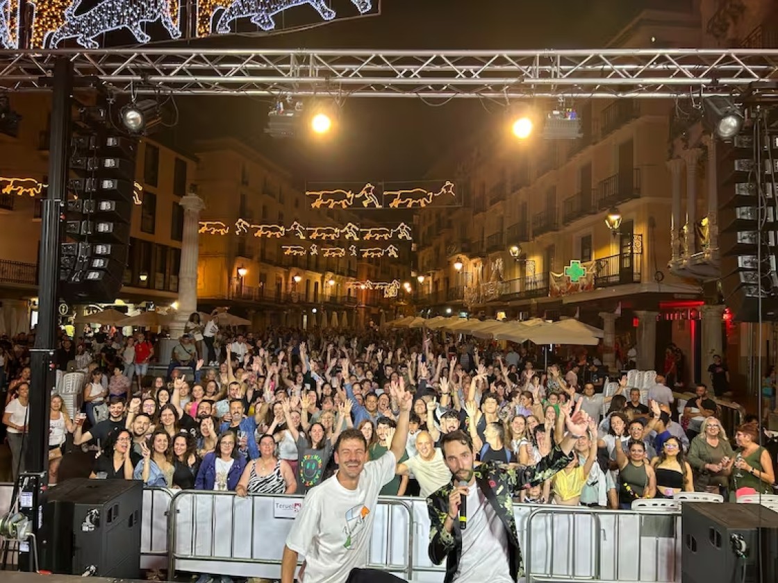 La plaza del Torico regresa a los años 80 de la mano de Los 40 Classic