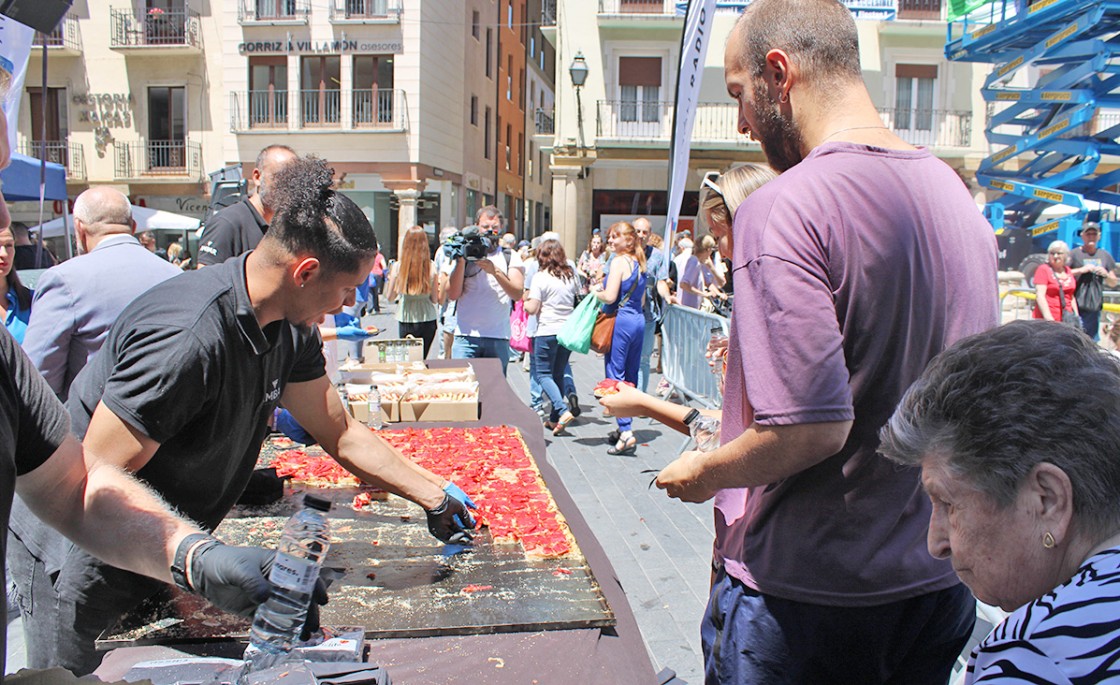 El reparto de mil raciones de regañao llena las calles  del centro de Teruel