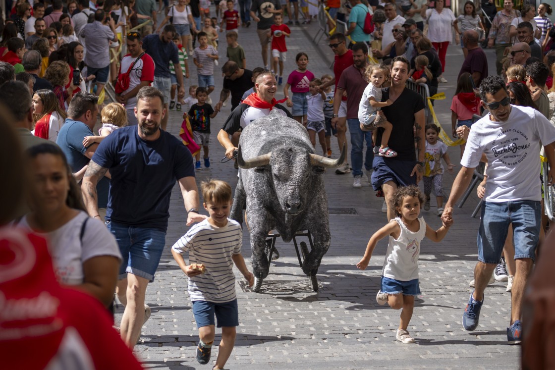 El primer encierro ‘chiky’  de las Fiestas del Ángel  llena las calles del centro