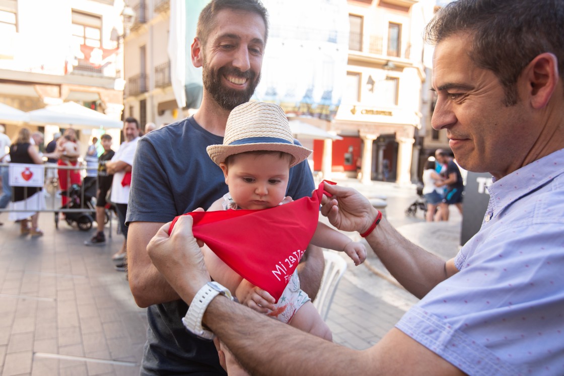 Los vaquilleros más pequeños reciben  su primer pañuelo  en la plaza del Torico