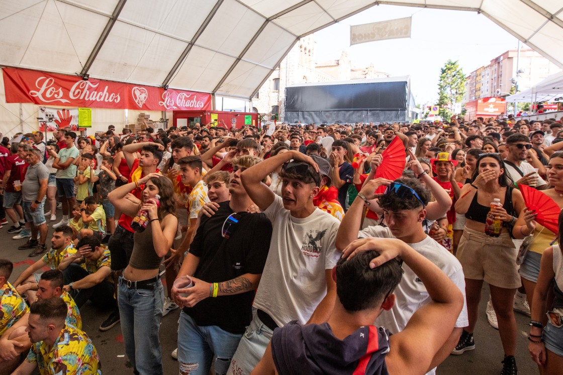 El fútbol y la Vaquilla  se alían para llenar de alegría y emoción las peñas del centro de Teruel