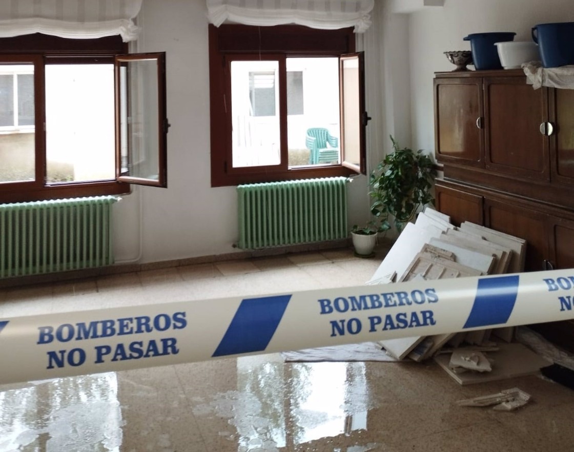 La tormenta provoca inundaciones en la residencia de Utrillas y los bomberos trabajan en la retirada de agua