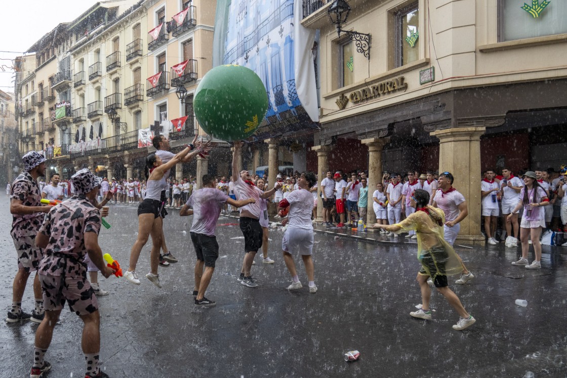 La fiesta en la que todo es posible,  hasta nadar y remar junto al Torico