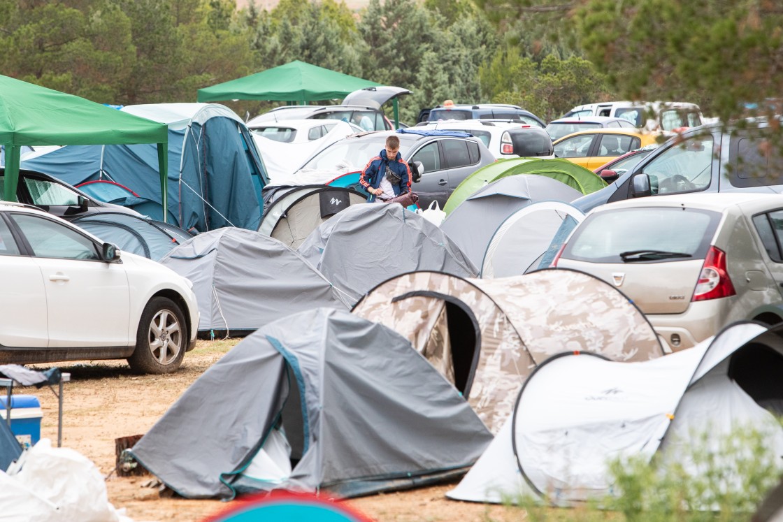 Tiendas de campaña inundadas y barro en la zona de acampada por las lluvias