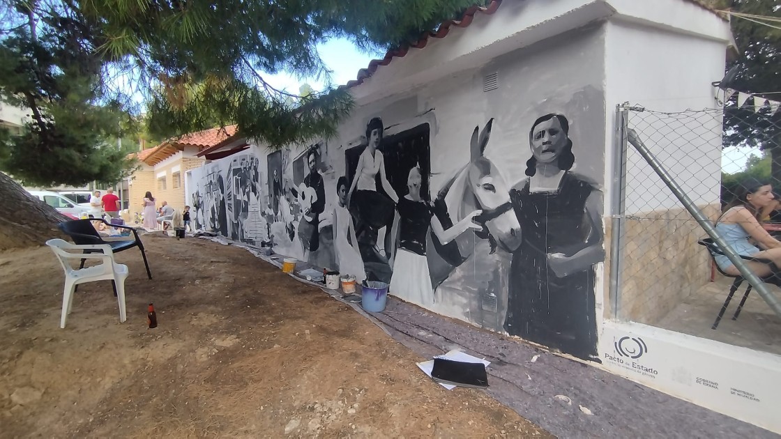 Las mujeres de Castellote que fueron pioneras en los 60 tienen ya un mural dedicado a ellas