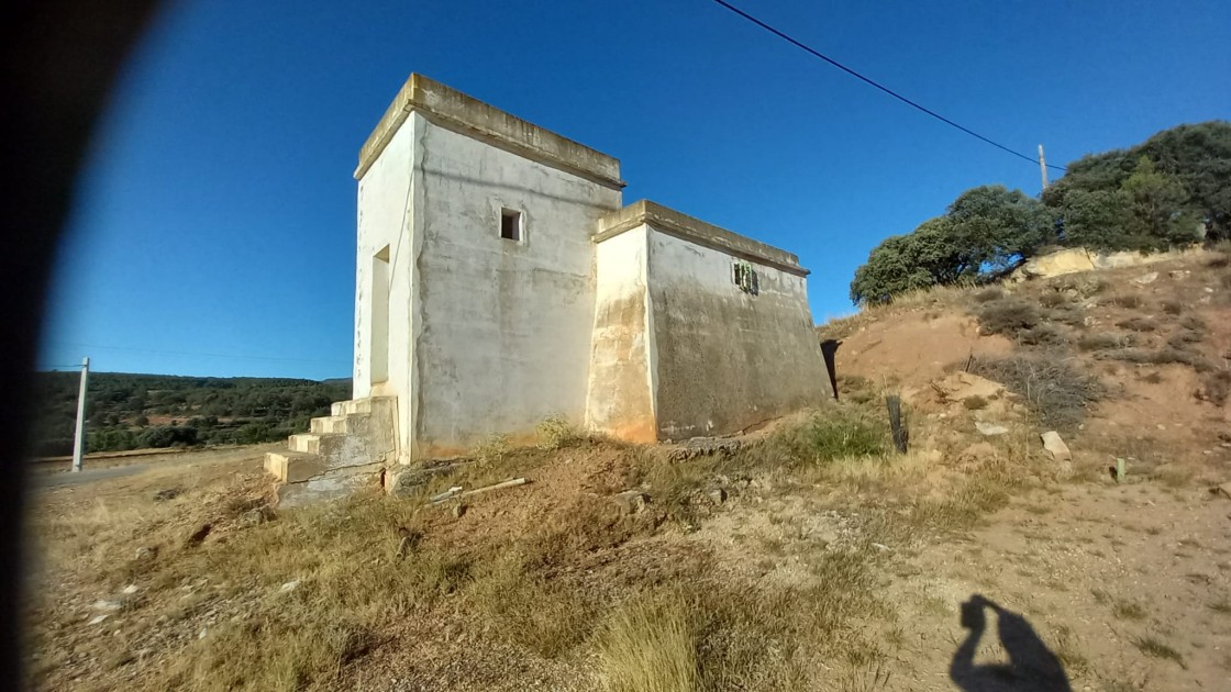 Planes para decorar el antiguo depósito de agua y un paño de pared en Alobras